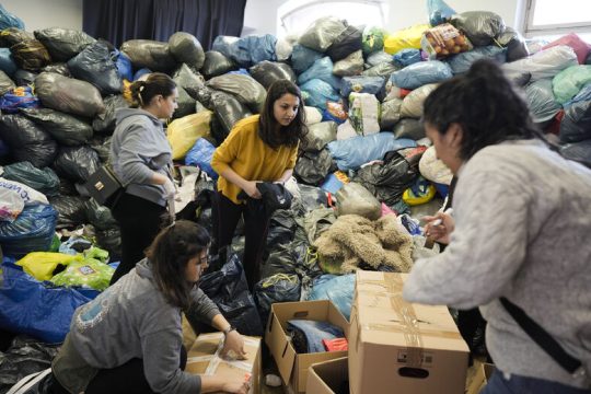 Ανθίζει η ανθρωπιά μέσα στα χαλάσματα