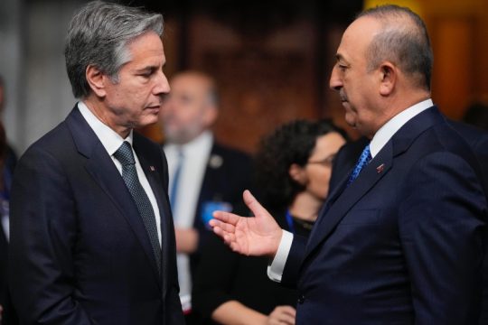 Μπρα ντε φερ… εξομάλυνσης!