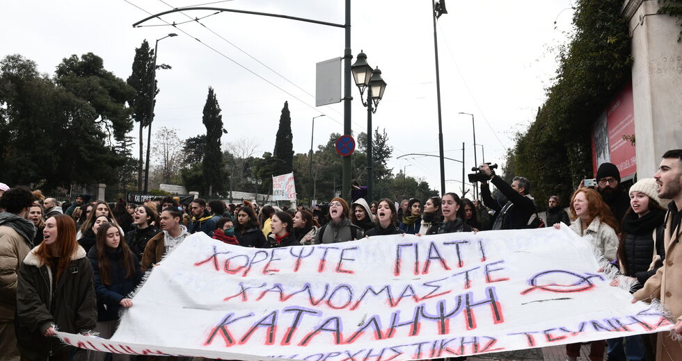 Σε ξεσηκωμό για την υπεράσπιση του άρθρου 16 καλούν οι σπουδαστές του Εθνικού Θεάτρου