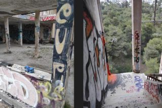 «Ιδιωτικό νοσοκομείο στο λεηλατημένο δάσος;»