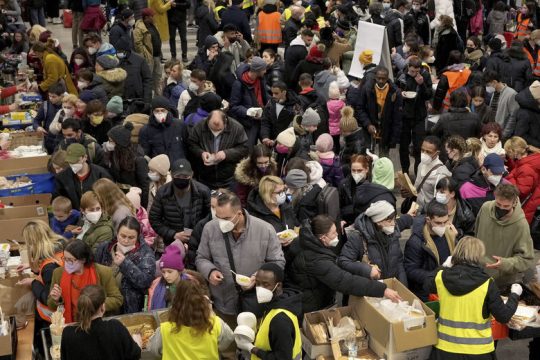 Εκατομμύρια Ουκρανοί παραμένουν στους δρόμους της προσφυγιάς