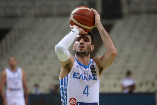 «Γαλανό­λευκη» γιορτή απόψε με τη Σερβία