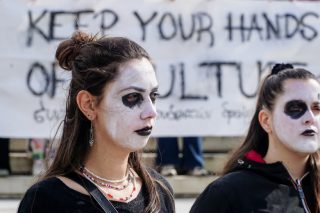 Η μέση δεν είναι θέση