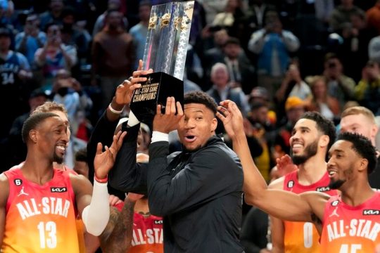 Νικητής ο Γιάννης MVP ο Τέιτουμ