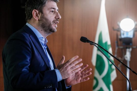 Με το βλέμμα στη μεσαία τάξη