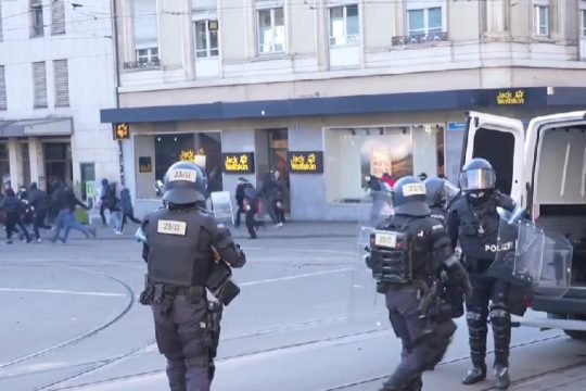 Πλαστικές σφαίρες κατά διαδηλωτών για το κλίμα στην Ελβετία