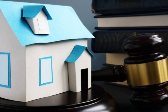 Πλειστηριασμοί: Έφτασε η ώρα για τη μεγάλη δίκη
