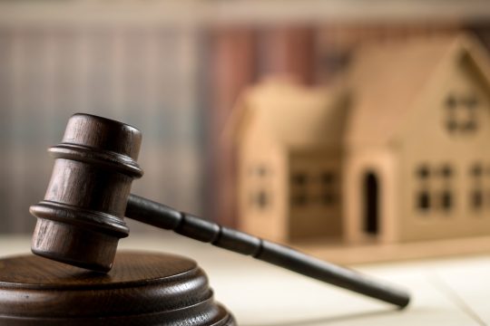 Φωτιά στο πολιτικό σκηνικό βάζουν οι πλειστηριασμοί