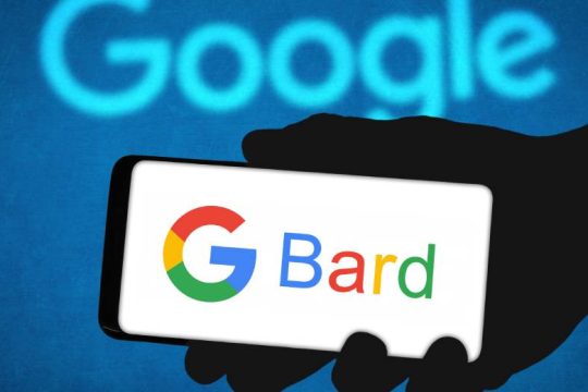 Κατρακύλησε η μετοχή της Google μετά τη «γκάφα» με το BARD, ανταγωνιστή του ChatGPT