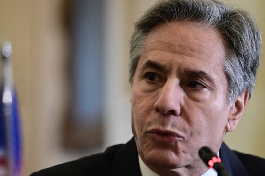 «Κατευόδιο» σε Μπλίνκεν με αντιπολεμικά συλλαλητήρια