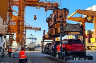 Κόμβος μεταφοράς αυτοκινήτων το λιμάνι Πειραιά