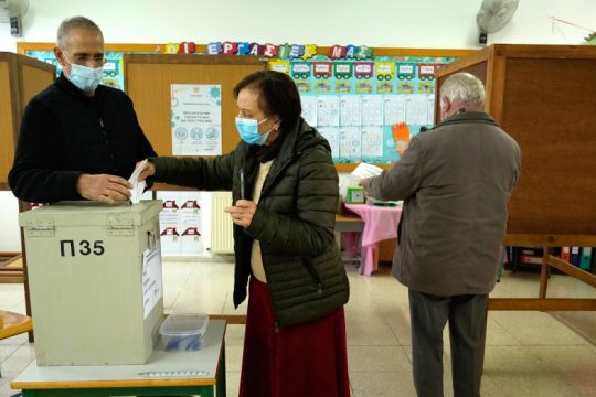 Προβάδισμα Χριστοδουλίδη δίνουν τα exit polls στην Κύπρο