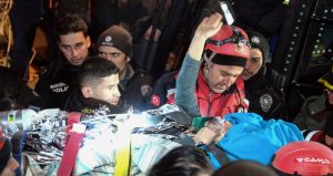 Εκατό ώρες στα συντρίμμια και τις πολικές συνθήκες [εικόνες + βίντεο]