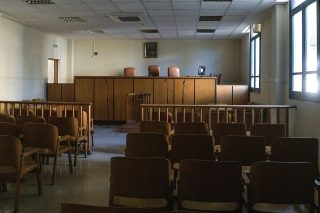Στο εδώλιο δέκα άτομα για τη φρίκη που ζούσαν τρία ανήλικα αδέλφια στα Πετράλωνα