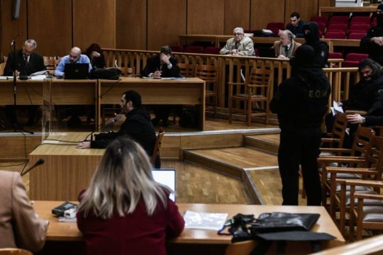 Χωρίς την σύντροφο του Παύλου Φύσσα συνεχίζεται η δίκη της Χρυσής Αυγής