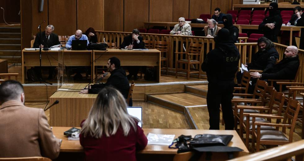 Χωρίς την σύντροφο του Παύλου Φύσσα συνεχίζεται η δίκη της Χρυσής Αυγής