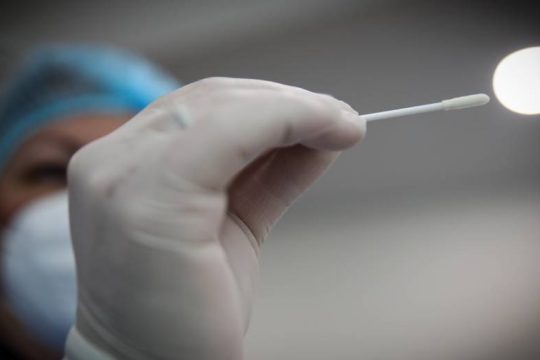 Αύξηση των περιστατικών γρίπης, σταθερή η πορεία της πανδημίας Covid-19