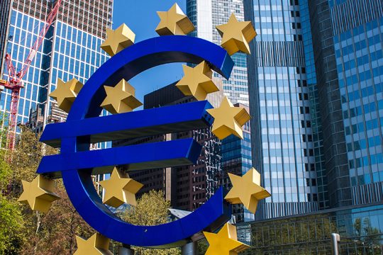 Εγκρίθηκαν ενισχύσεις 1,36 δισ. στις ενεργοβόρες βιομηχανίες