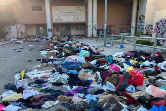 Εικόνες ντροπής με πεταμένα ρούχα για σεισμόπληκτους