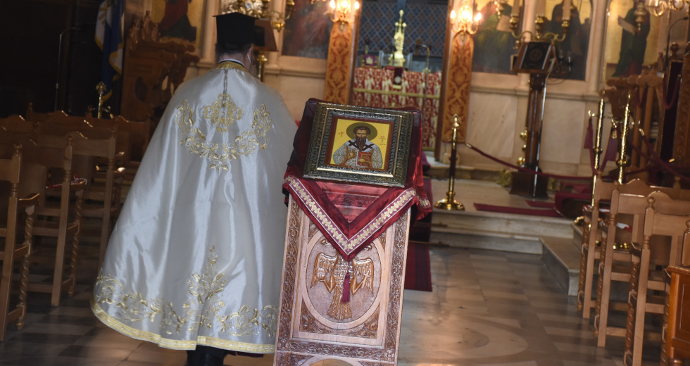 Ιερέας στη Σαλαμίνα έδειρε πιστούς και τους έκλεισε στην εκκλησία