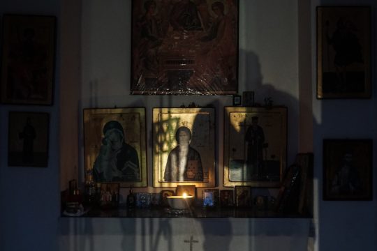 Τι απαντά ο ιερέας που κατηγορείται ότι έδειρε πιστούς στη Σαλαμίνα