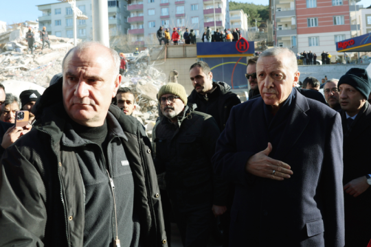 Χαρτζιλίκι μοιράζει ο Ερντογάν μετά τη συγγνώμη κι ενώ διολισθαίνει δημοσκοπικά