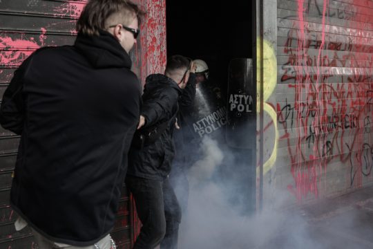 Ωμή βία των ΜΑΤ κατά εργαζομένων έξω από το υπουργείο Εργασίας [εικόνες & βίντεο]