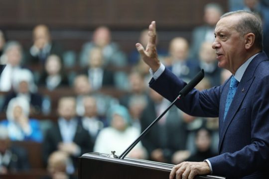 Απρόβλεπτες προεκλογικές κινήσεις από τον Ερντογάν