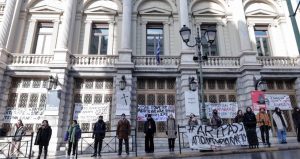 Ανθρώπινη αλυσίδα έξω απ’ το Εθνικό Θέατρο