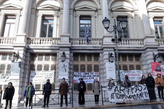 Ανθρώπινη αλυσίδα έξω απ’ το Εθνικό Θέατρο