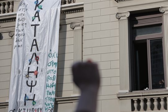 Με διαρροές αντέδρασε η κυβέρνηση στις παραιτήσεις