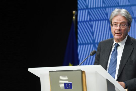 Η ευρωζώνη γλιτώνει την ύφεση