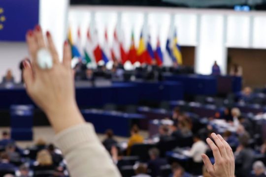 Πυρά από όλη την Ευρωβουλή -πλην ΕΛΚ- κατά της κυβέρνησης Μητσοτάκη