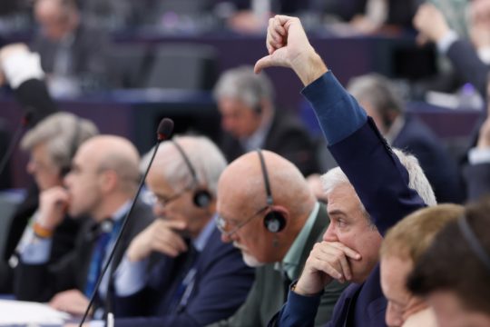 Γαλάζιο «βέρτιγκο» από το σφυροκόπημα στον αυταρχισμό Μητσοτάκη