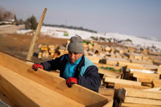 Απελπισμένοι απέναντι στο χάος εν μέσω αμείλικτων ερωτημάτων 