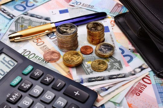 Φορολογική πολιτική υπέρ ολίγων και ισχυρών
