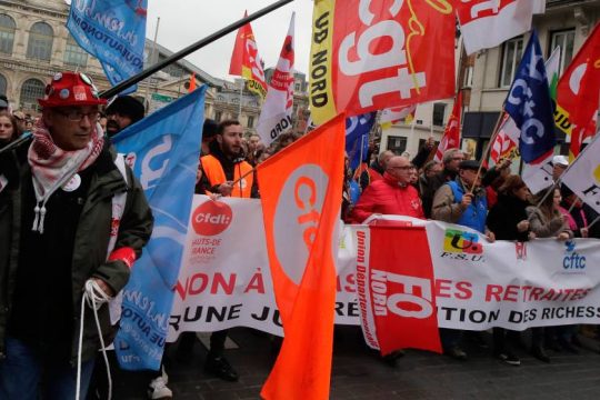 Εκατομμύρια διαδήλωσαν στη Γαλλία κόντρα στο συνταξιοδοτικό