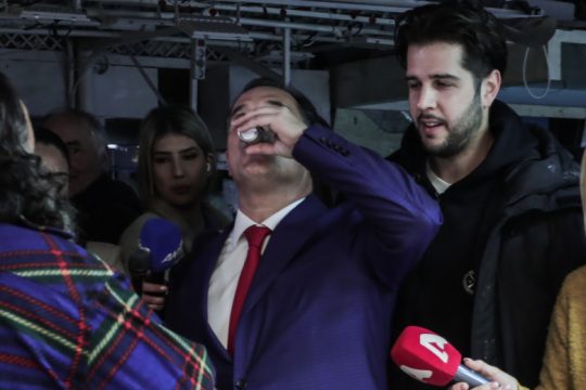 «Σόου» Άδωνη στη Βαρβάκειο, σφοδρά πυρά από το ΙΝΚΑ
