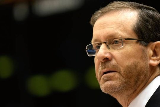 Σπάνια παρέμβαση απ’ τον πρόεδρο του Ισραήλ για να βάλει «πάγο» στα σχέδια Νετανιάχου