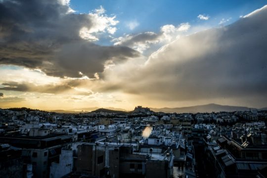 Σχετικά ήπιος ο καιρός, η αφρικανική σκόνη συνεχίζεται