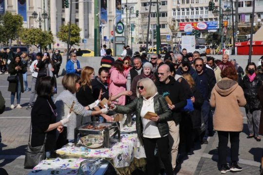Μεγάλο γλέντι Τσικνοπέμπτης με πλήθος κόσμου στον Πειραιά