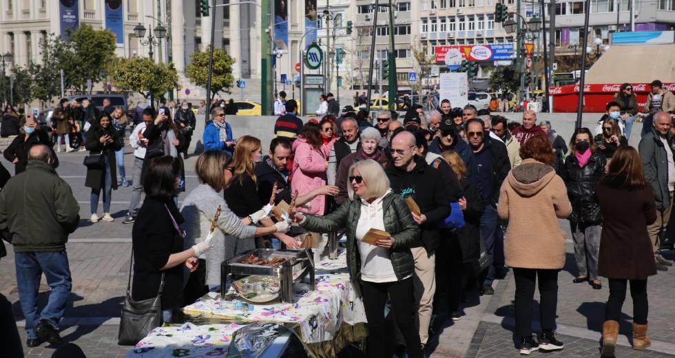 Μεγάλο γλέντι Τσικνοπέμπτης με πλήθος κόσμου στον Πειραιά