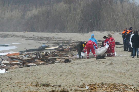 Τραγωδία στην Ιταλία με δεκάδες μετανάστες νεκρούς