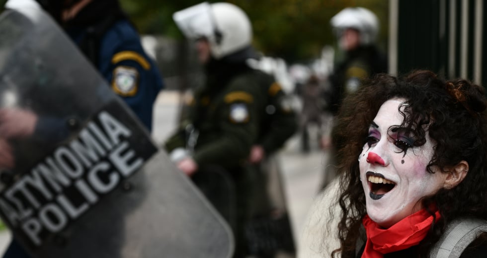 Στον δρόμο ξανά οι καλλιτέχνες – Ερωτήματα για μία δήλωση από Μητσοτάκη