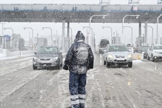 Κλειστά σχολεία, δικαστήρια και τηλεργασία