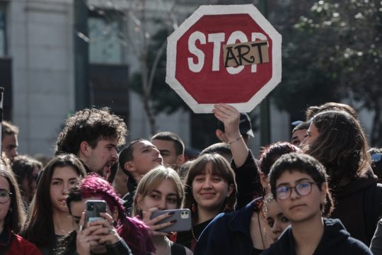 Γιατί σιωπούν οι καλλιτέχνες;