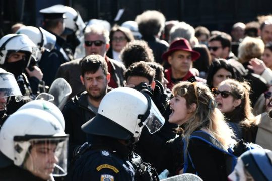 Δακρυγόνα κατά των καλλιτεχνών