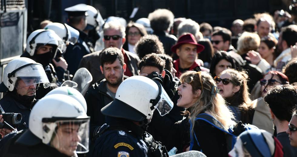 Δακρυγόνα κατά των καλλιτεχνών