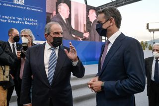 Η απόσυρση Καραμανλή και το άγχος του Μαξίμου