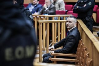 Γύρω γύρω όλοι και στη μέση το μπλόκο στον Κασιδιάρη
